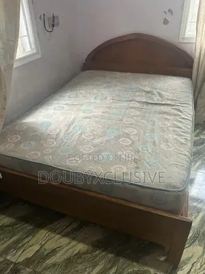 Bed Frame da Vitafoam Mattress da aka yi amfani da shi