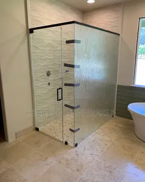 L-Shaped Gilash Shawa Cubicle da Gilash Bamboo