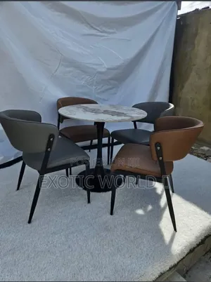 Modern Round Marble Dining Table tare da 4 Cushioned Chairs