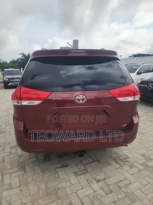 2011 Toyota Sienna LE 8-Passenger Burgundy