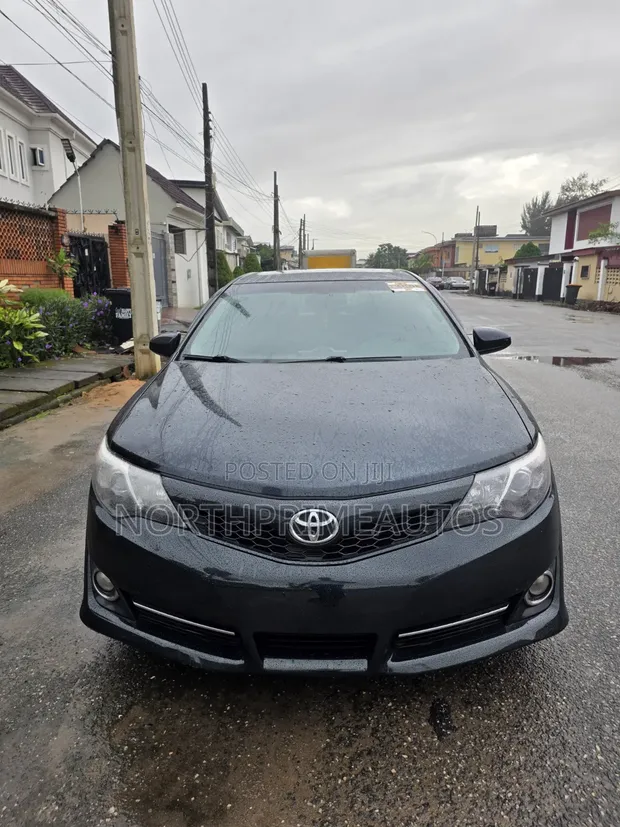 Toyota Camry SE Sedan 2012 - Babu Hatsari - 1