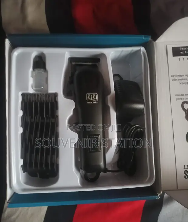 Cordless Rechargeable Professional Clipper tare da Kayayyaki - 1