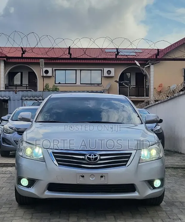 2011 Toyota Camry XLE Silver - Loaded with Upgrades - 1