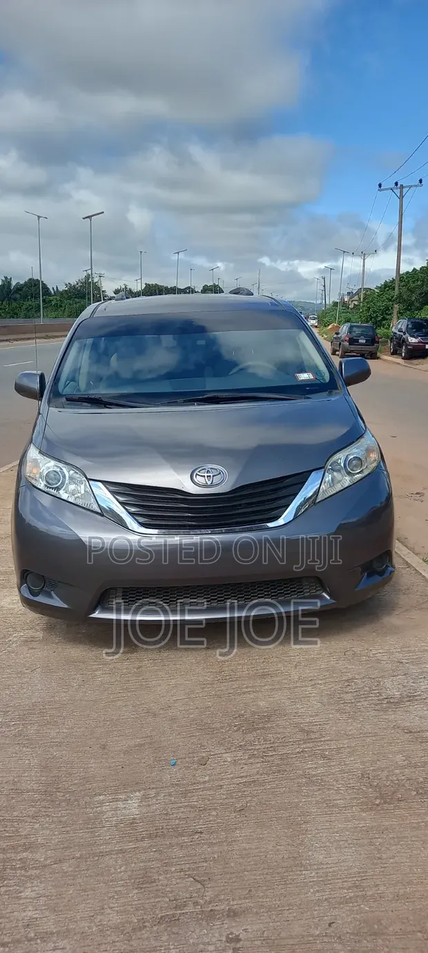 Toyota Sienna 2011 Gray - 1