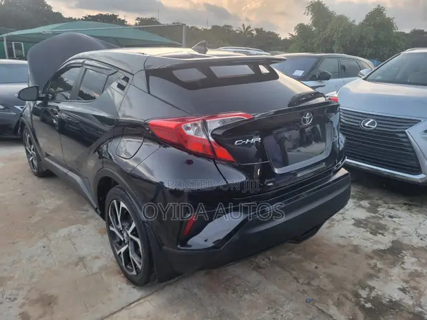 2018 Toyota C-HR XLE FWD Sport Utility (2.0L) Black - 1