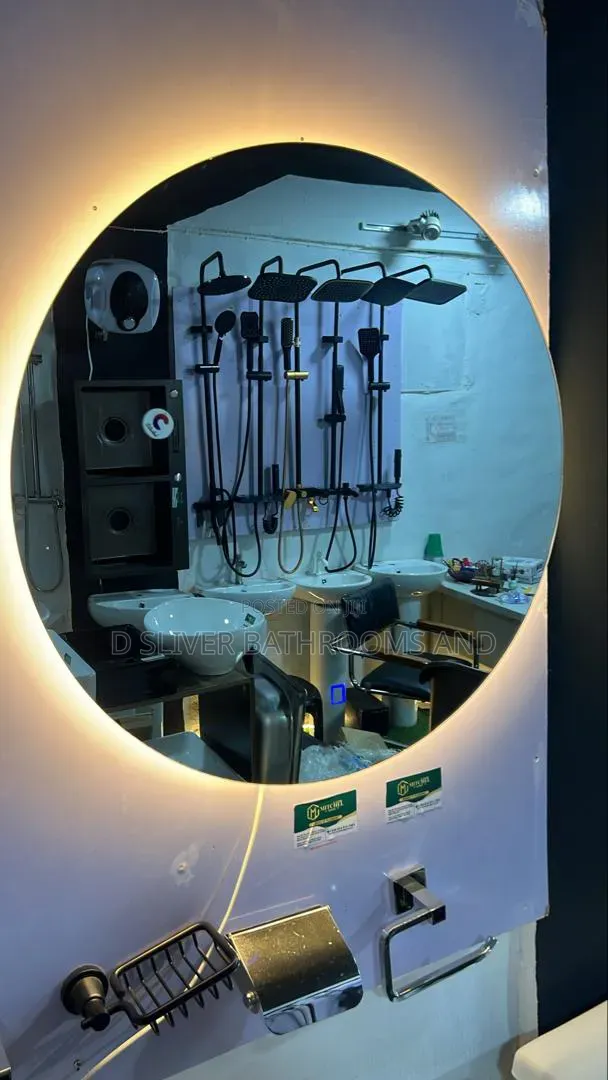 Kyakkyawan Madubi na Bango Mai Hasken LED da Tsarin Zinare - 1