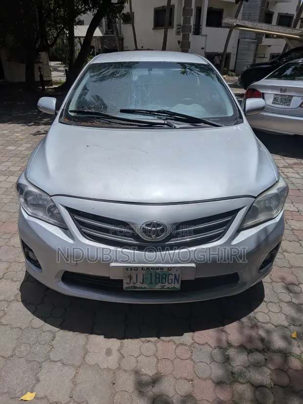 Toyota Corolla 2012 Silver - 1