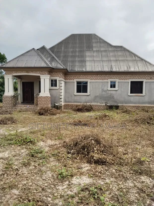 3 Bedroom Bungalow don sayarwa, Benin Road, Ethiope East - 1