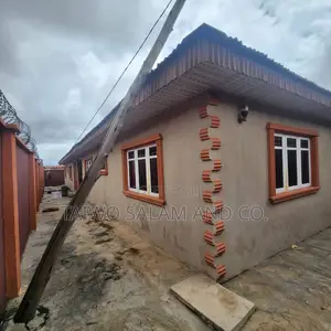 3-Bedroom Block of Flats don sayarwa a Oluyole Estate, Ibadan