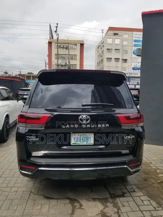 Toyota LandCruiser Hayarwa - 1