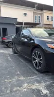 Toyota Camry 2018 Baƙar Fata - 1