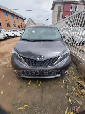 2013 Toyota Sienna XLE FWD 8-Passenger Minivan