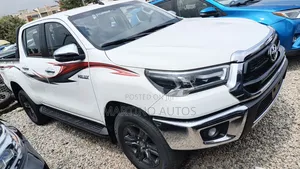 Toyota Hilux 2023 Fari