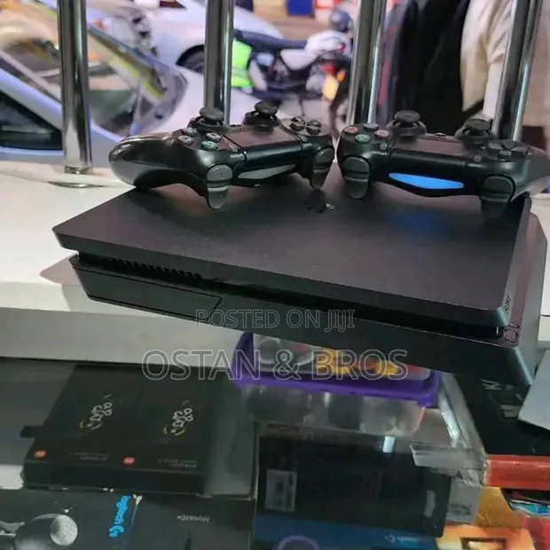 PlayStation 4 Slim da aka yi amfani da shi a UK tare da wasanni da kayan haɗi - 1