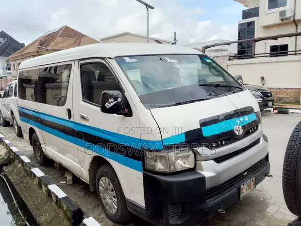 Toyota HiAce Bus 2012 - 1