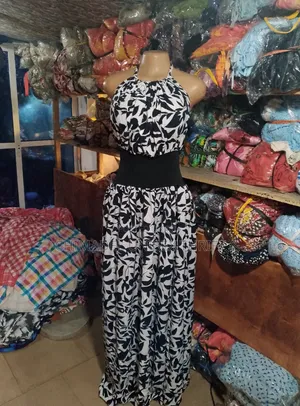 Bakin & Fari Gown Maxi Mai Zanan Ganye