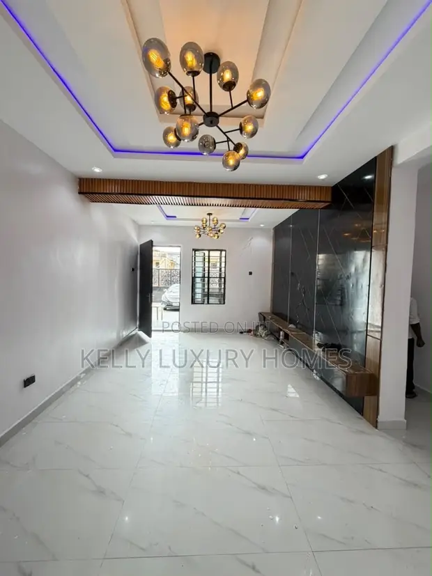 Sabon Gidan Gyara 2-Bedroom Apartment don Sawa a Igbo-Efon, Lekki - 1