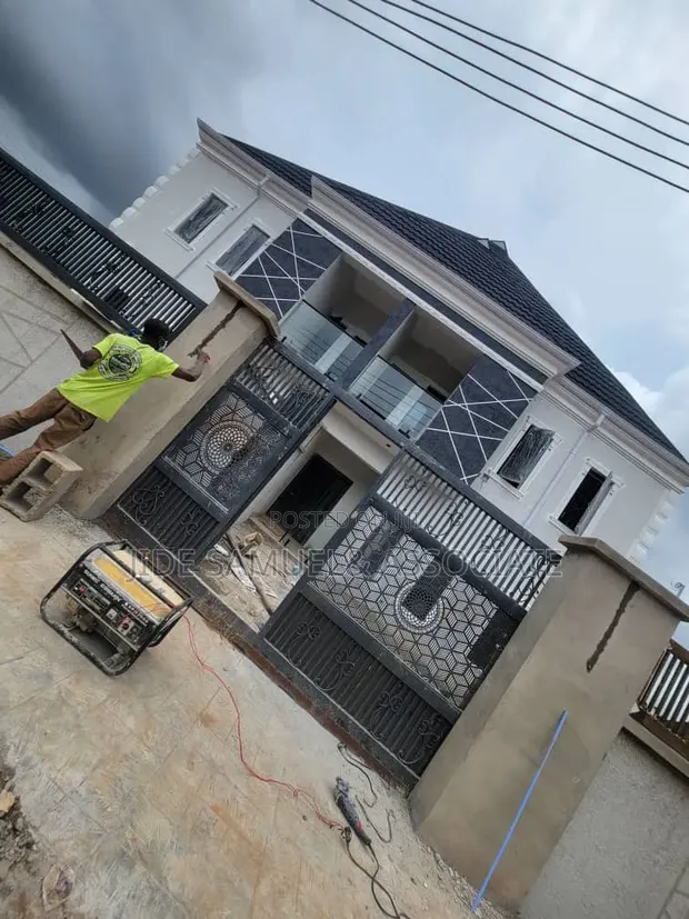 Gidan Kayan Kwalara 4-Bedroom Don Siyarwa a Ayobo - 1