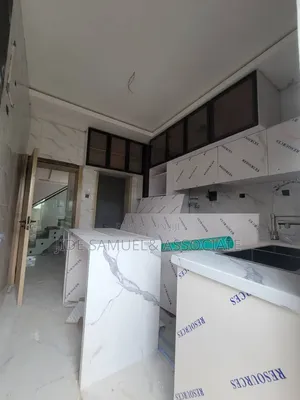 Gidan Kayan Kwalara 4-Bedroom Don Siyarwa a Ayobo
