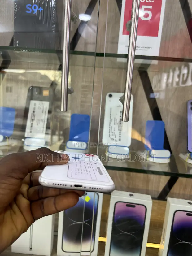 Apple iPhone XR 64GB White (No Face ID) - 1