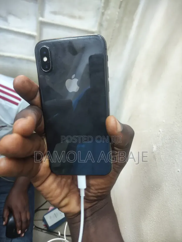 Apple iPhone X 256GB Black (Used, Cracked Screen) - 1