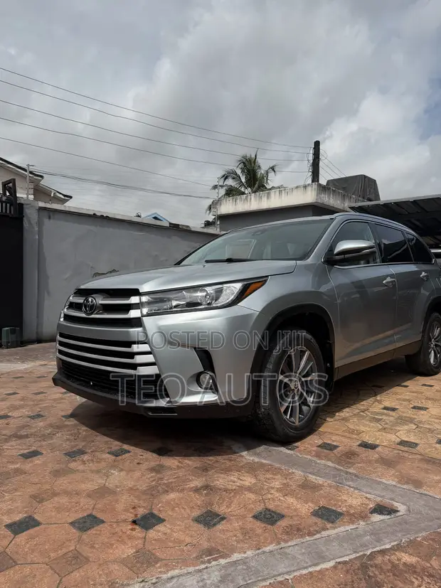 Toyota Highlander XLE 2019 Launin Azurfa - 1