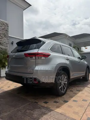 Toyota Highlander XLE 2019 Launin Azurfa