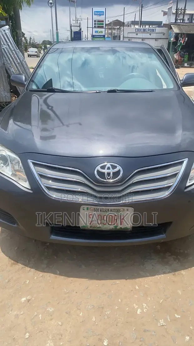 Toyota Camry 2011 Gray - 1
