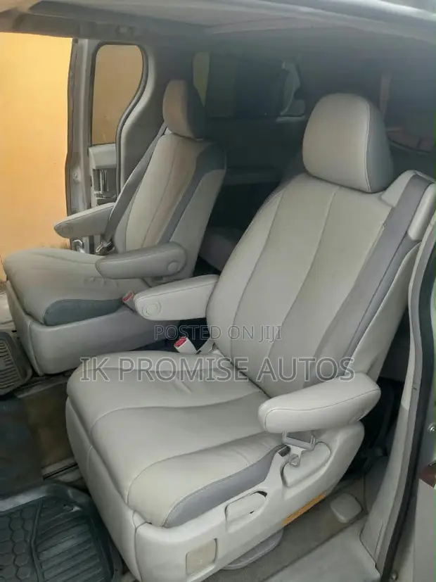 Toyota Sienna Limited 7-Fitarwa ta 2012, Launin Azurfa - 1