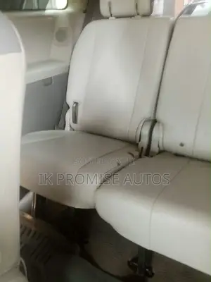 Toyota Sienna Limited 7-Fitarwa ta 2012, Launin Azurfa