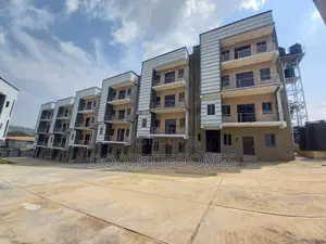 4-Bedroom Townhouse/Terrace a Serenity Park Estate, Life Camp