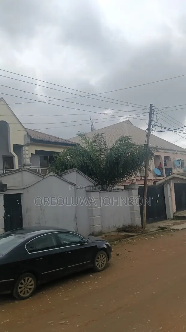 Gidaje Block na Sayarwa a Ejigbo, Legas - 1