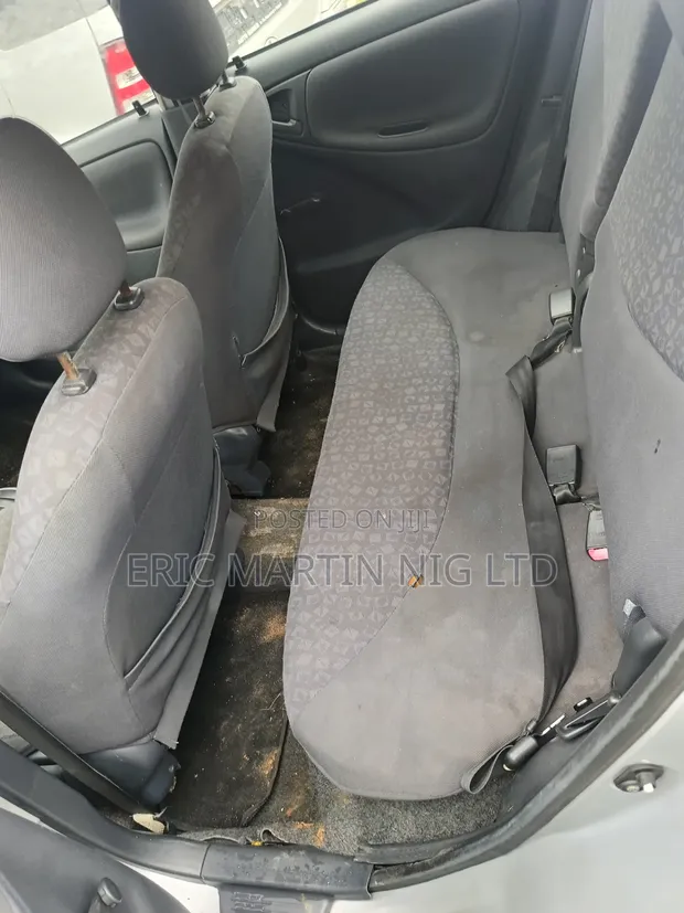 Toyota Yaris 2004 Silver - 1