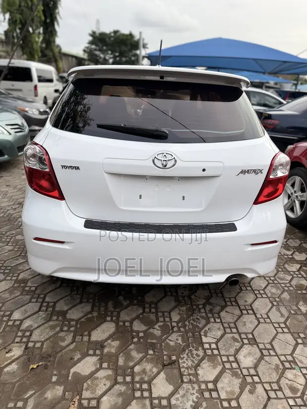2010 Toyota Matrix White - 1