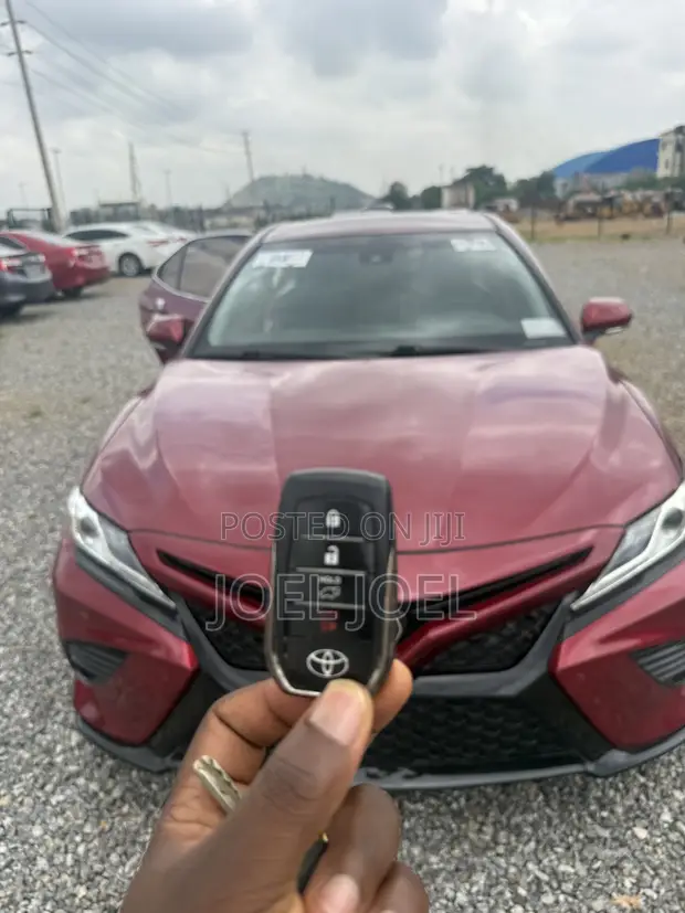 2018 Toyota Camry Red - 1