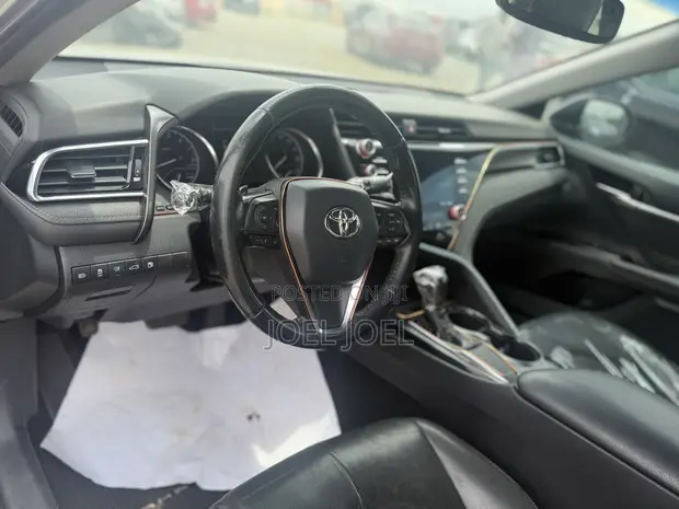 Toyota Camry 2018 Silver - 1