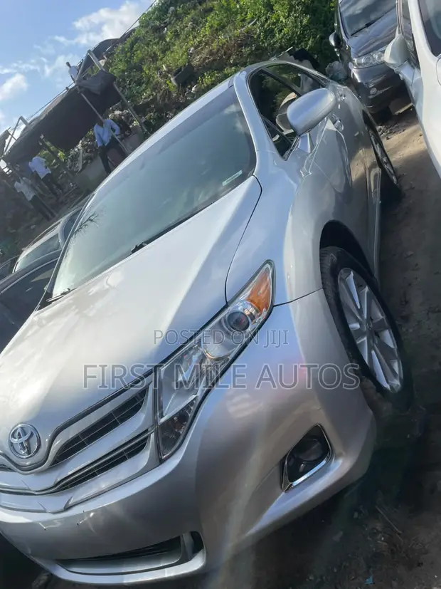 2011 Toyota Venza V6 Silver - 1