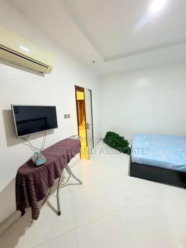 Gidan Baka Mai Dakuna 5 da BQ & Pool a Ikeja GRA - 1