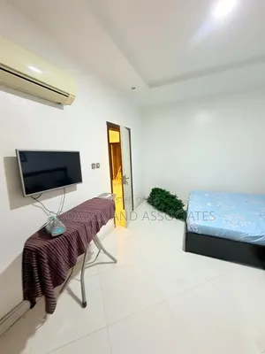 Gidan Baka Mai Dakuna 5 da BQ & Pool a Ikeja GRA