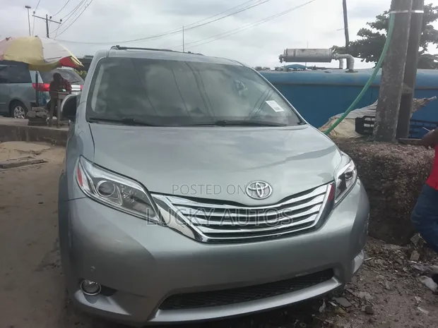 Toyota Sienna 2016 Silver - 1