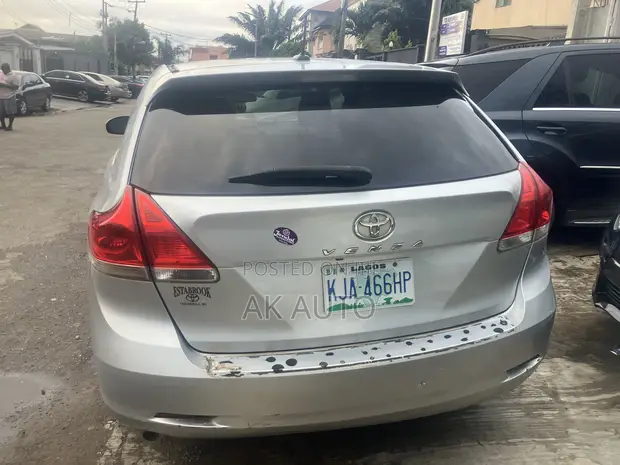 Toyota Venza 2010 Silver - 1