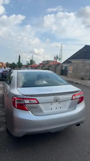 Toyota Camry SE 2.5L 2013 Launi Azurfa