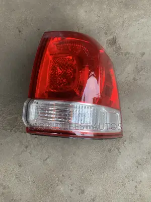 Tushen Hasken Baya na Toyota Land Cruiser (2010) Mai Amfani