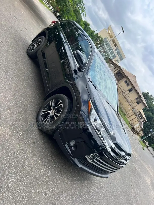 2015 Toyota Highlander XLE AWD SUV - 1