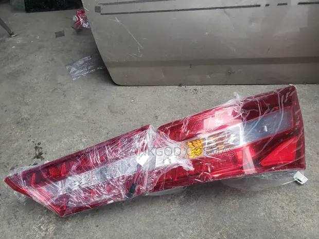 Toyota Avalon Boot and Rear Light (2015) - 1