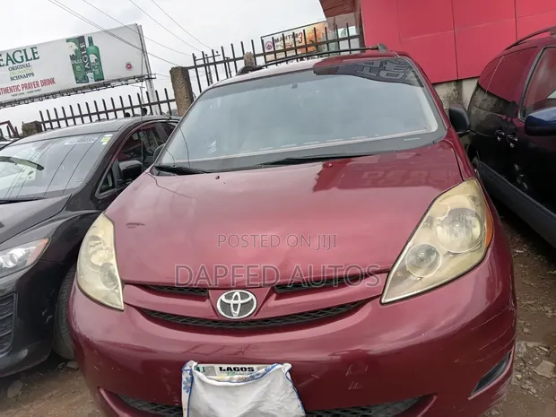 Toyota Sienna 2006 Red - 1