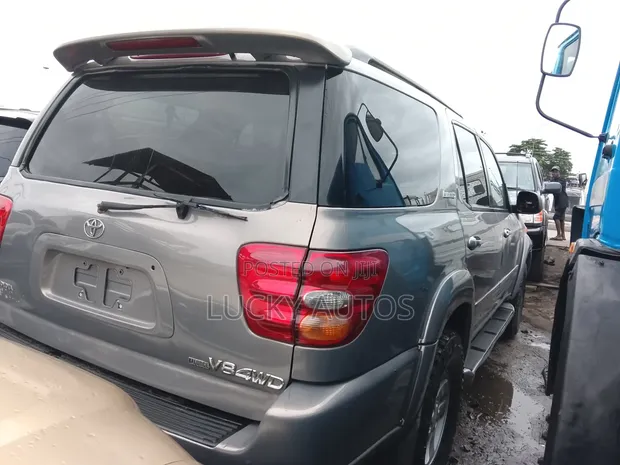 Toyota Sequoia 2004 Brown - 1