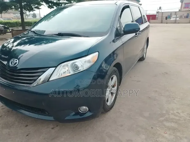2012 Toyota Sienna - Direct Toks, Accident Free - 1