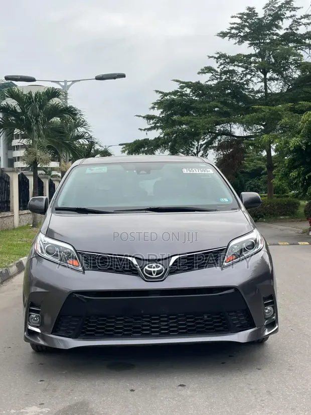 2019 Toyota Sienna XLE AWD - 1