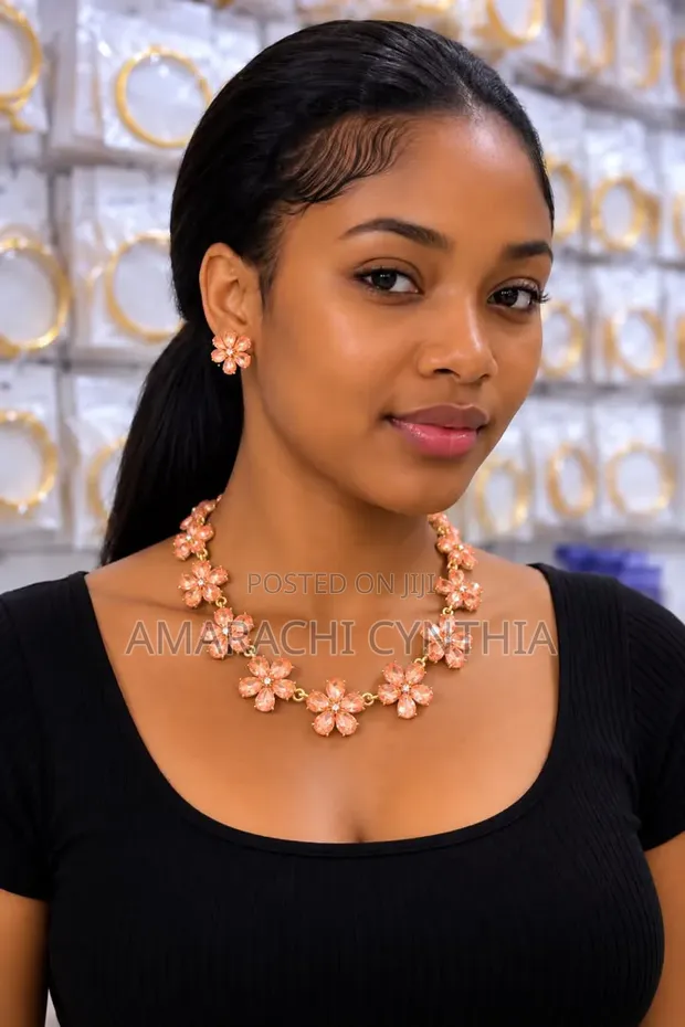Elegant Black Gemstone-Like Petal Necklace - 1